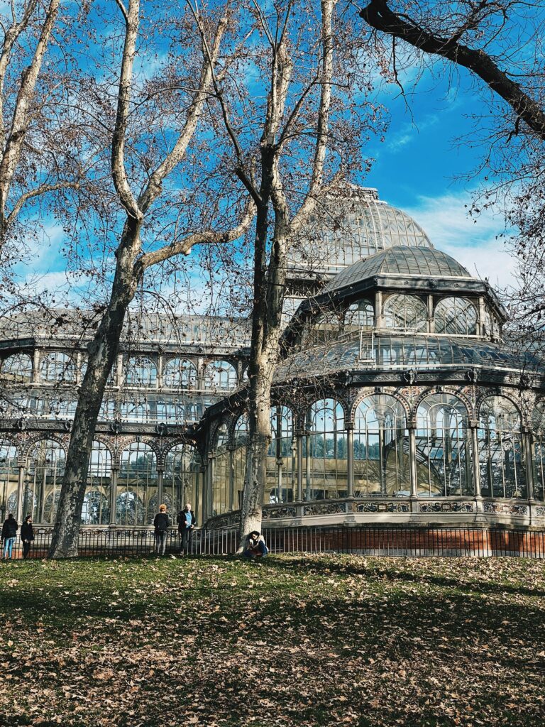 Familia con niños en el Parque del Retiro de Madrid