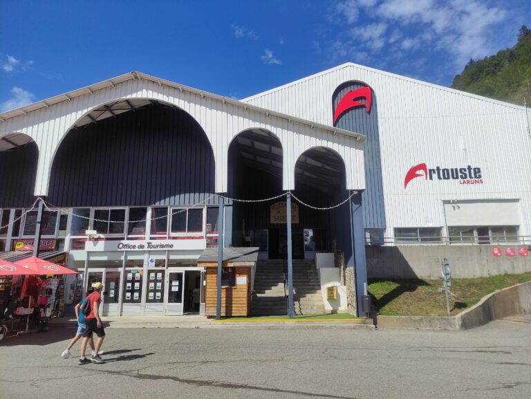 Entrada telecabina estación tren Artouste